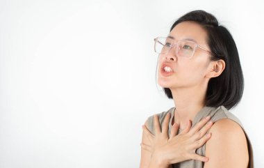 Kısa siyah saçlı, beyaz dişli ve büyük gözlüklü sevimli bir Asyalı kadın mutlu bir şekilde gülümsüyor. Beyaz arka planda yüz ifadelerini ve gözlerini ifade eden ve uzayı kopyalayan başarılı olmaktan mutluyum.