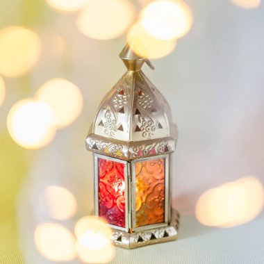 Ramazan Kareem. Geleneksel Arap feneri onu çevreleyen bokeh ışıkları ile Ramazan kutsal ay kutlamak için aydınlandı