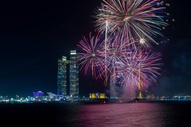 Abu Dabi, Bae'de karanlık gökyüzü üzerinde patlayan renkli havai fişekler