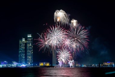 Abu Dabi, Bae'de karanlık gökyüzü üzerinde patlayan renkli havai fişekler