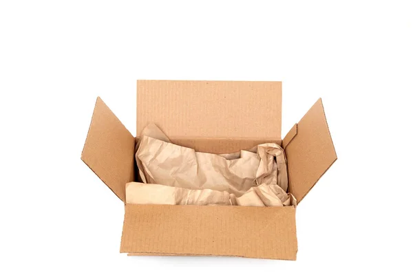 Beyaz arka plan, geri dönüşüm kavramı üzerinde izole içinde ambalaj kağıdı ile Karton kutu