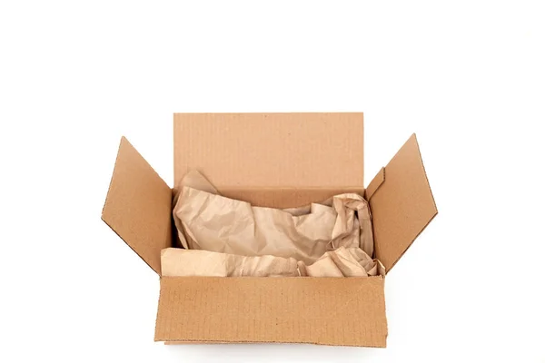 Beyaz arka plan, geri dönüşüm kavramı üzerinde izole içinde ambalaj kağıdı ile Karton kutu