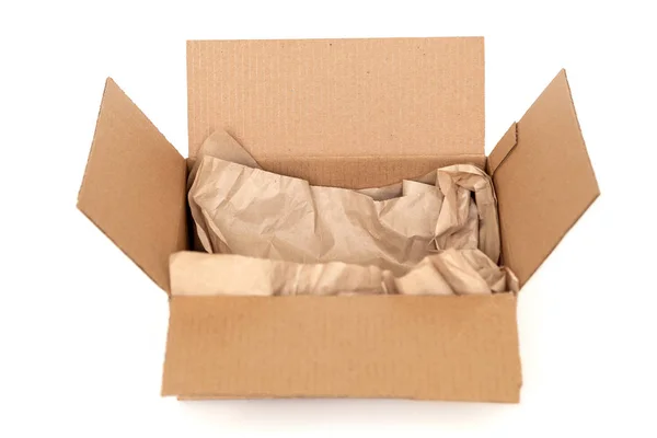 Beyaz arka plan, geri dönüşüm kavramı üzerinde izole içinde ambalaj kağıdı ile Karton kutu