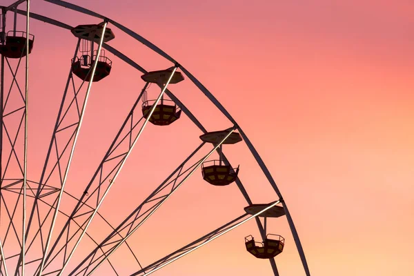 Gün batımında dönme dolap