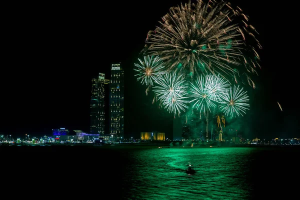 Abu Dabi, Bae'de karanlık gökyüzü üzerinde patlayan renkli havai fişekler