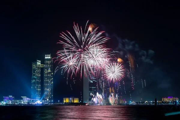 Abu Dabi, Bae'de karanlık gökyüzü üzerinde patlayan renkli havai fişekler