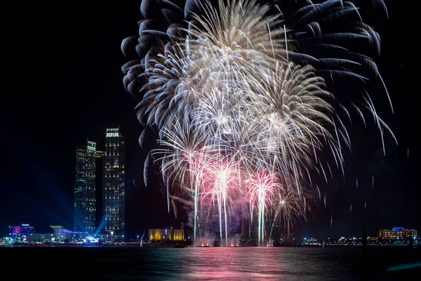 Abu Dabi, Bae'de karanlık gökyüzü üzerinde patlayan renkli havai fişekler