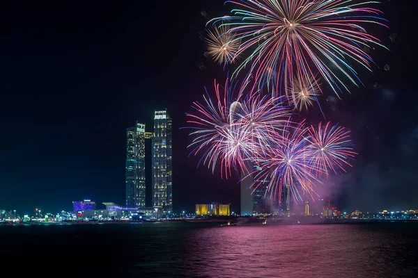 Färgglada Fyrverkerier Exploderande Över Dark Sky Abu Dhabi Uae — Stockfoto