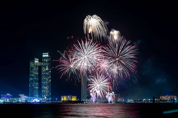 Abu Dabi, Bae'de karanlık gökyüzü üzerinde patlayan renkli havai fişekler