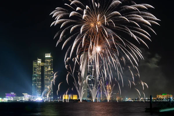 Fuochi Artificio Colorati Esplodono Sopra Cielo Scuro Abu Dhabi Emirati Fotografia Stock