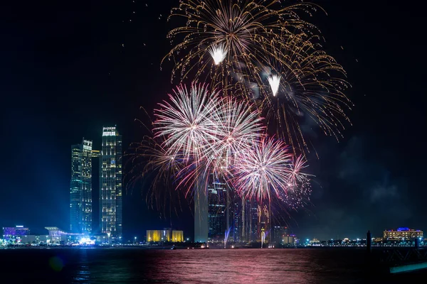 Fuochi Artificio Colorati Esplodono Sopra Cielo Scuro Abu Dhabi Emirati Foto Stock