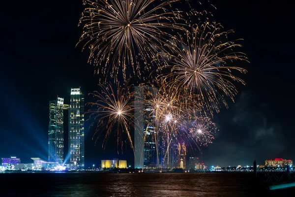 Fuochi Artificio Colorati Esplodono Sopra Cielo Scuro Abu Dhabi Emirati Immagini Stock Royalty Free