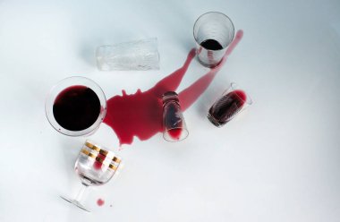 Dökülmüş şarap bardakları.