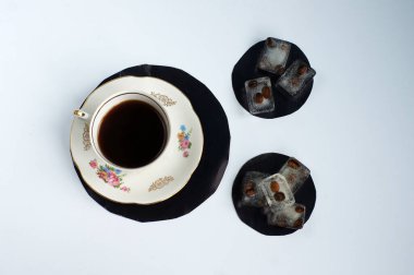 Bir fincan kahve ve buzlu kahve.