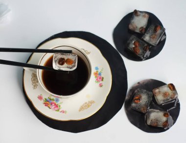 Bir fincan kahve ve buzlu kahve.