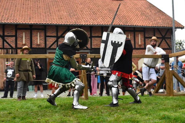 Şövalyelerin dövüşleri Dobre Miasto Polonya 'yı gösteriyor 13 Eylül 20025