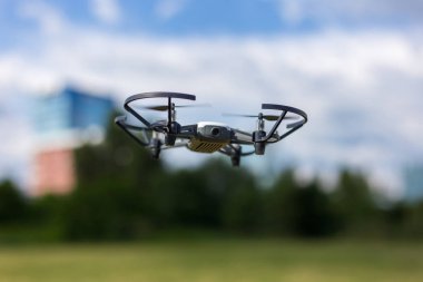 Güneşli bir günde Fliyng dron