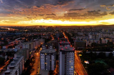 Cityscape akşam güzel gün batımı ile havadan görünümü
