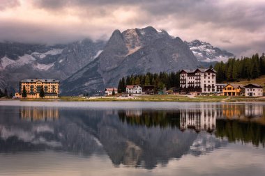 Yansıması ile sabah Dolomites, Punta Sorapis dağ görünümü Cortina d'Ampezzo İtalya, ünlü Gölü Misurina '