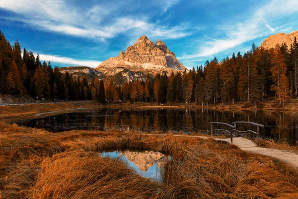 Lago Antorno Finales Otoño Con Hojas Rojas Reflexión Tre Cime — Foto de Stock