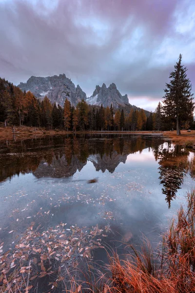 Hermoso Final Otoño Con Colores Rojos Mañana Con Reflejos Montaña — Foto de Stock