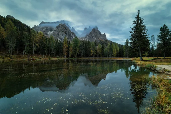 Nublado Mañana Lago Antorno Colores Cálidos Mañana Hermoso Reflejo Italia — Foto de Stock