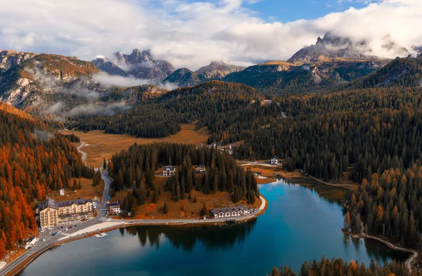 Misurina göl ve Tre Cime di Lavaredo tepe içinde belgili tanımlık geçmiş.