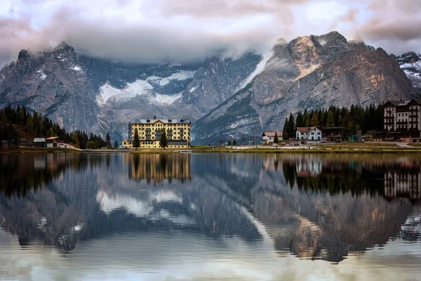 Yansıması ile sabah Dolomites, Punta Sorapis dağ görünümü Cortina d'Ampezzo İtalya, ünlü Gölü Misurina '