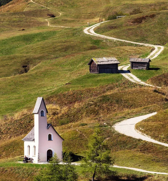 Paisagem Natural Com Igreja Agradável Passo Montanha Itália Alpes — Fotografia de Stock