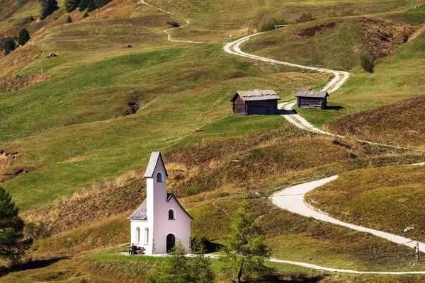 Paisagem Natural Com Igreja Agradável Passo Montanha Itália Alpes — Fotografia de Stock
