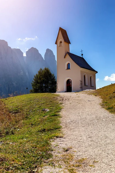 Capela Com Vista Para Montanha Fundo Passo Gardena Dolomite Mountains — Fotografia de Stock