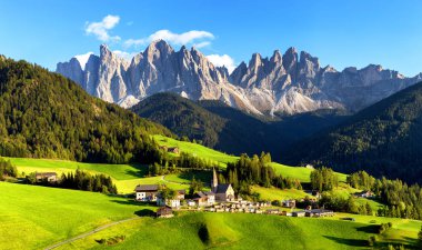 Santa Maddalena (Sankt Magdalena) Val di Funes İtalya (Italia Geisler veya Odle dolomites dağ zirveleri panoramik manzaralı)