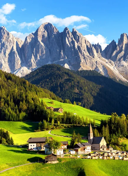 Ünlü en iyi Alp yer dünya, büyülü Dolomites dağlarda arka plan, Val di Funes Vadisi, Trentino Alto Adige bölgesi, İtalya, Avrupa ile Santa Maddalena (St Magdalena) Köyü