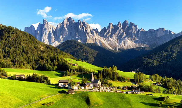 Santa Maddalena (Sankt Magdalena) Val di Funes İtalya (Italia Geisler veya Odle dolomites dağ zirveleri panoramik manzaralı)