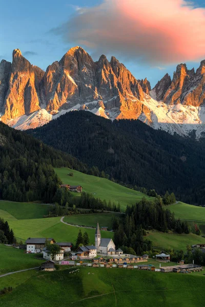 Dolomites altın akşam ışık Güz Renkler, Val di Funes, South Tyrol, Kuzey İtalya gün batımında güzel pastoral dağ manzarası