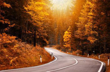 Yolu ile bir güzel asfalt yol ve güzel bir sonbahar sabahı güzel dolomites için.