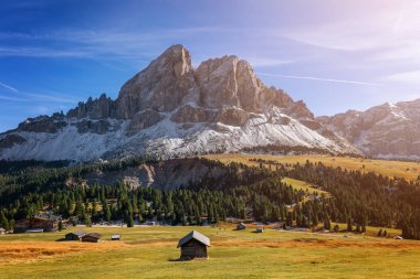 De Putia, Dolomiti - Peitlerkofel, dağ, küstahlık Dolomites, Alpler, İtalya zammı. Dolomit dağlar hava mavi gökyüzü yaz - belluno, trentino manzara. Sahne.
