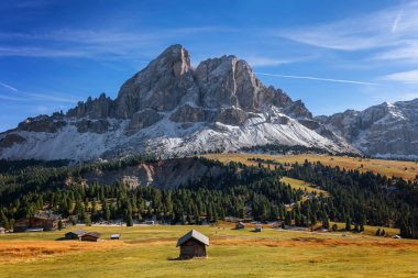 De Putia, Dolomiti - Peitlerkofel, dağ, küstahlık Dolomites, Alpler, İtalya zammı. Dolomit dağlar hava mavi gökyüzü yaz - belluno, trentino manzara. Sahne.