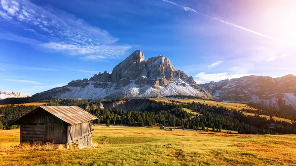 Cabaña Montaña Con Hermoso Pico Fondo Passo Erbe Dolomitas Italia —  Fotos de Stock