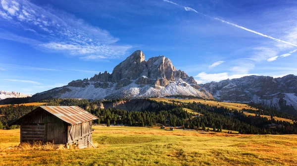 Cabaña Montaña Con Hermoso Pico Fondo Passo Erbe Dolomitas Italia —  Fotos de Stock