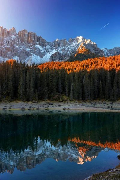 Vacker Soluppgång Carezza Lake Med Ljus Som Träffar Den Toppar — Stockfoto