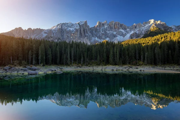 Hermoso Amanecer Lago Carezza Con Luz Golpeando Los Picos Dolomitas — Foto de Stock