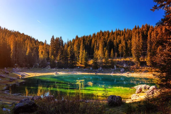 Día Soleado Otoño Lago Carezza Dolomitas Italia — Foto de Stock