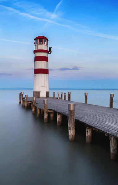 Lighthous ve göle sabahın erken saatlerinde havuz oyunları
