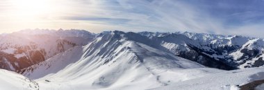 Alpler üzerinden Saalbach-Hinterglemm kayak merkezi panoramik manzaralı