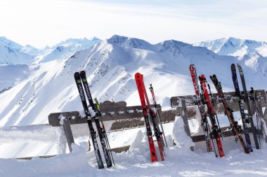 Saalbach, Avusturya - 19 Ocak 2019: kayaklar ve arka planda, Europe güzel alps dolu bir raf