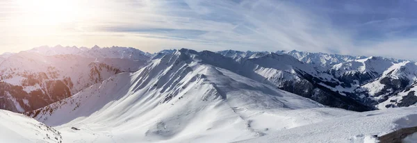 Alpler üzerinden Saalbach-Hinterglemm kayak merkezi panoramik manzaralı