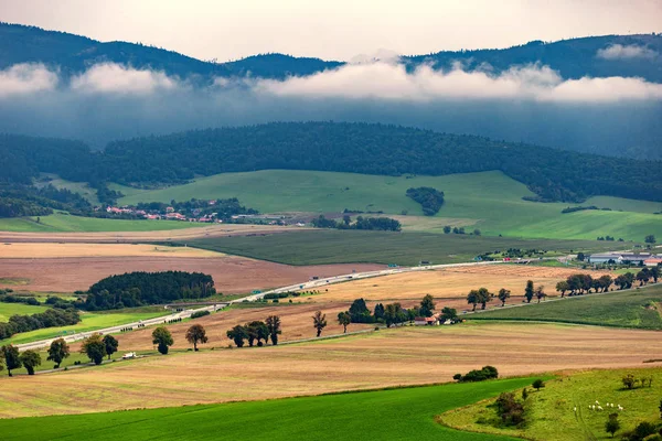 Bir yaz günü Spiss kale, Presov ve Kosice tepeler görünümü 
