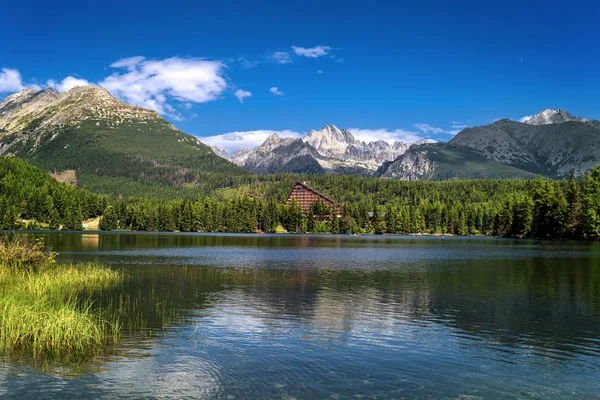 Lago de montaña Strbske pleso (lago Strbske) y Alta Tatras natio — Foto de Stock