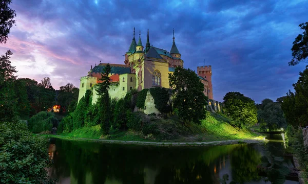 Castillo Bojnice, Europa Central, Eslovaquia. UNESCO. Luz de puesta de sol w — Foto de Stock